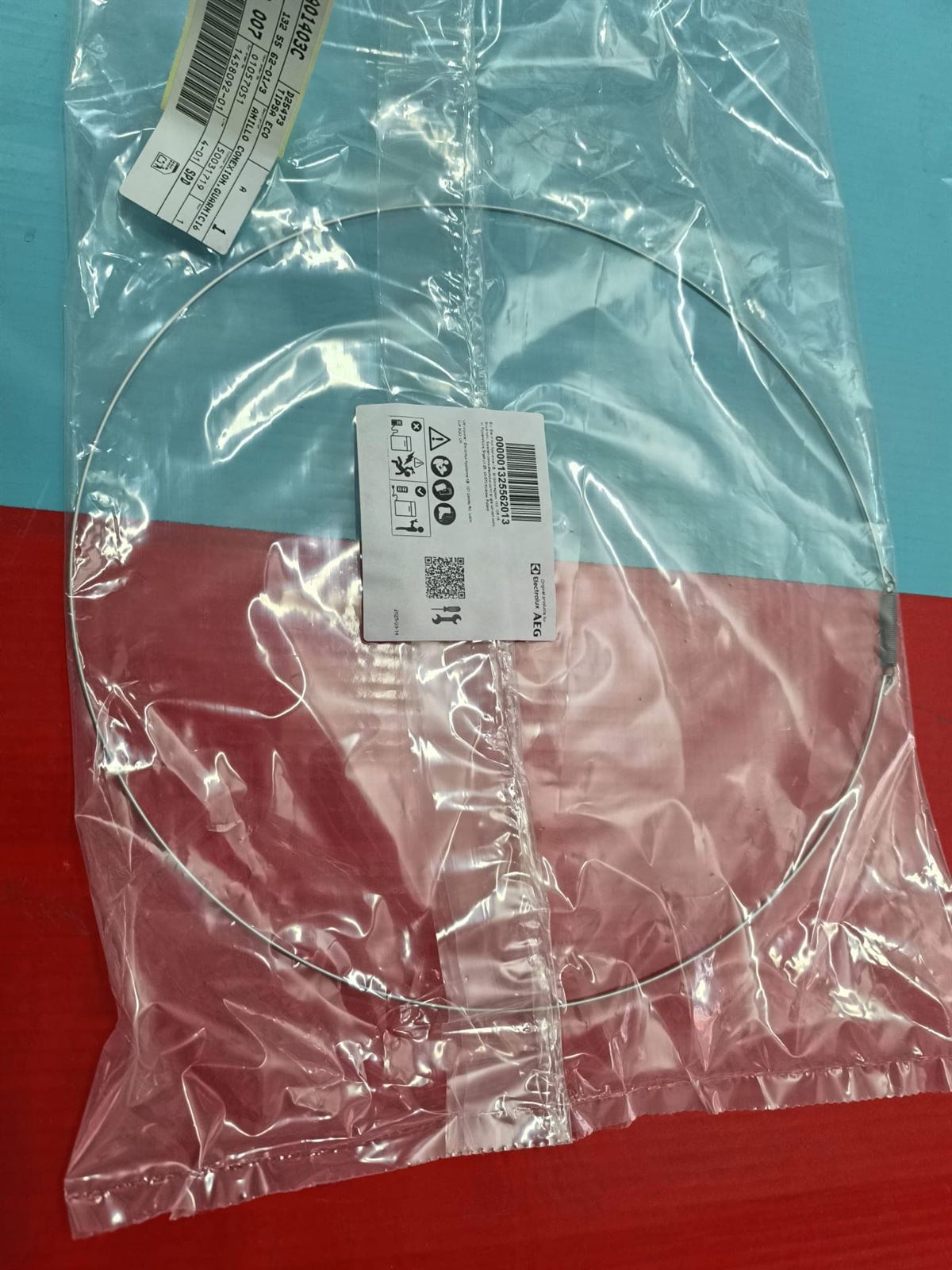 ABRAZADERA GOMA PUERTA LAVADORA ELECTROLUX, SUJECCION / BRIDA GOMA CON EL MUEBLE, RECAMBIO ORIGINAL, 1325562013 - Imagen 1