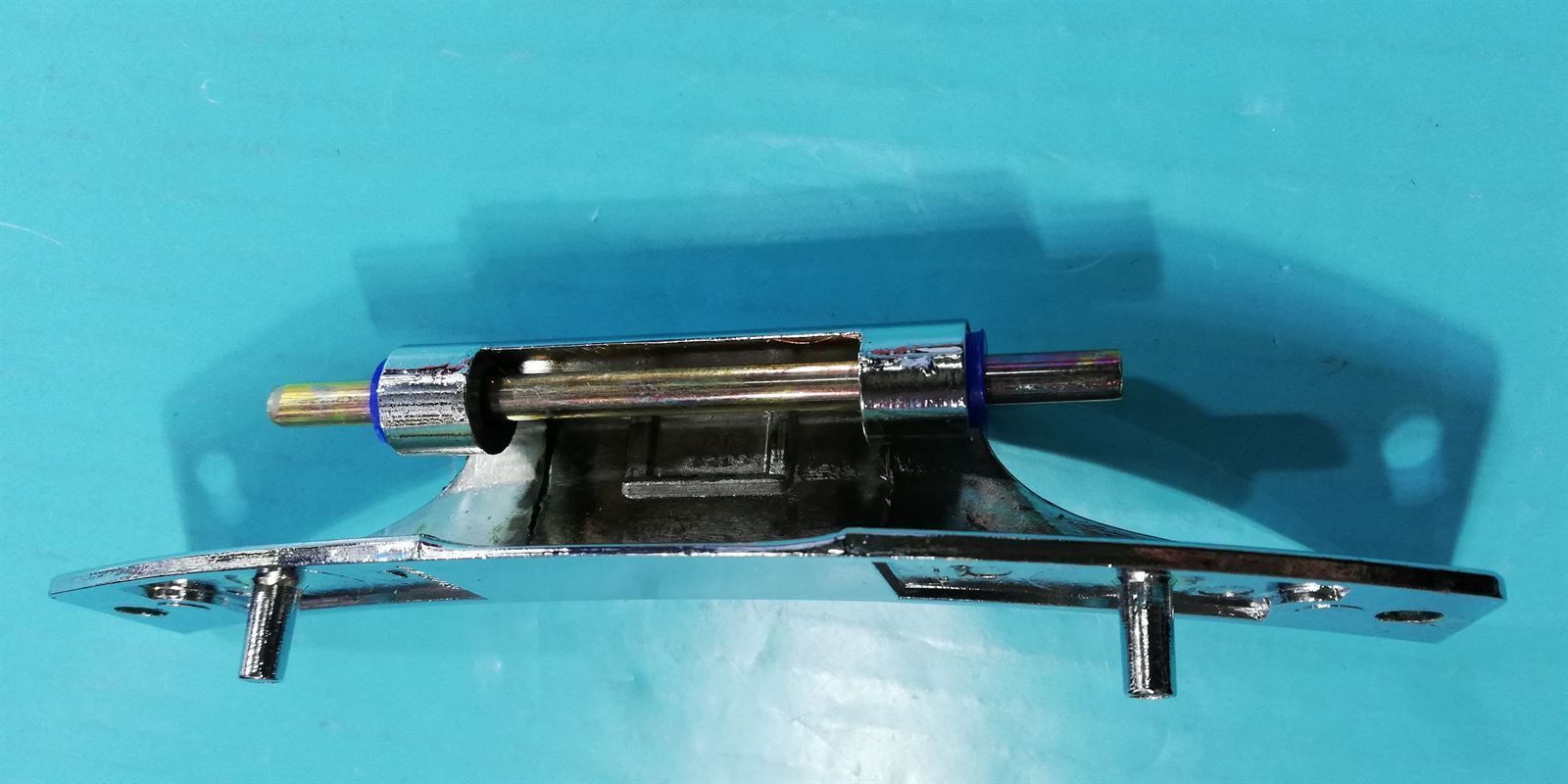 BISAGRA PUERTA LAVADORA BOSCH SIEMENS, largo total 153mm, largo eje 90mm, distancia casquillo 62 mm, distancia pivotes 95mm, distancia agujeros amarre 140mm, 00107638 - Imagen 2