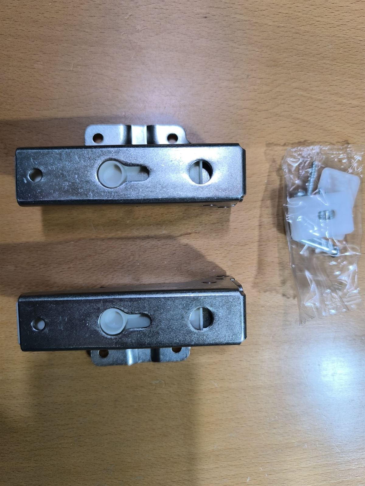 BISAGRAS PUERTA FRIGORIFICO WHIRLPOOL, BAUKNECHT, SMEG, CANDY, FAGOR, KIT DE 2 BISAGRAS PUERTA PANELABLE, 24X95X45 MM, FIJACION 52X41 MM, CENTRO AGUJEROS 67 MM, H721928 - Imagen 1