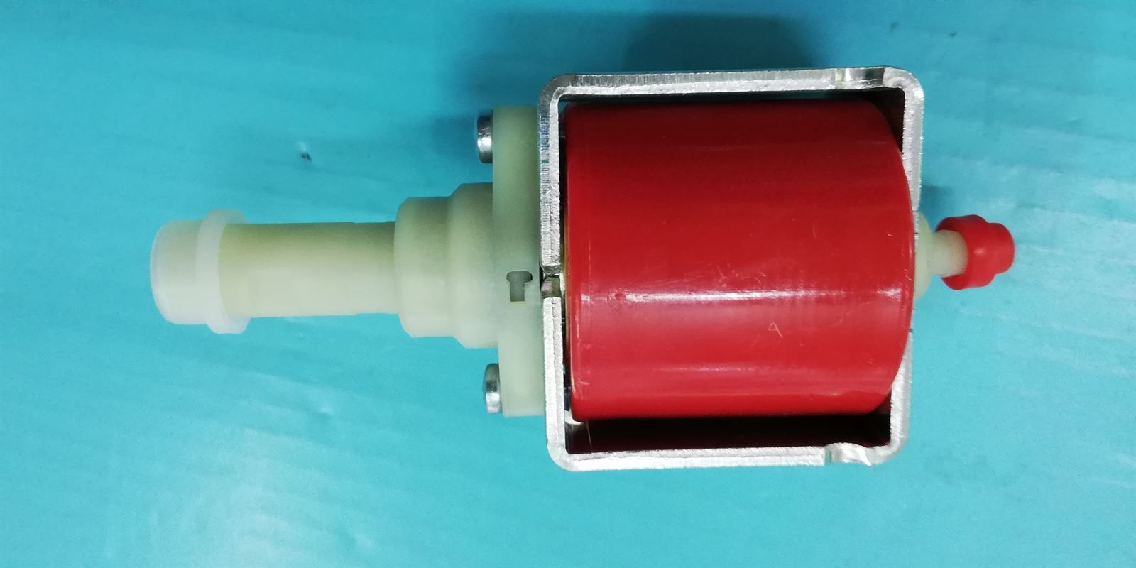 BOMBA CAFETERA DOMESTICA, BOMBA MAQUINA VENDING, BOMBA ULKA VIBRATORIA, 26W, 230V, ALTERNA 50 Hz, 2,5 BAR, 1200 CC/ MINUTO,  ON/OFF 100%, LONGITUD 122 MM, SALIDA ROSCA HEMBRA 1/8, ENTRADA  6 MM, 7360010005 - Imagen 1