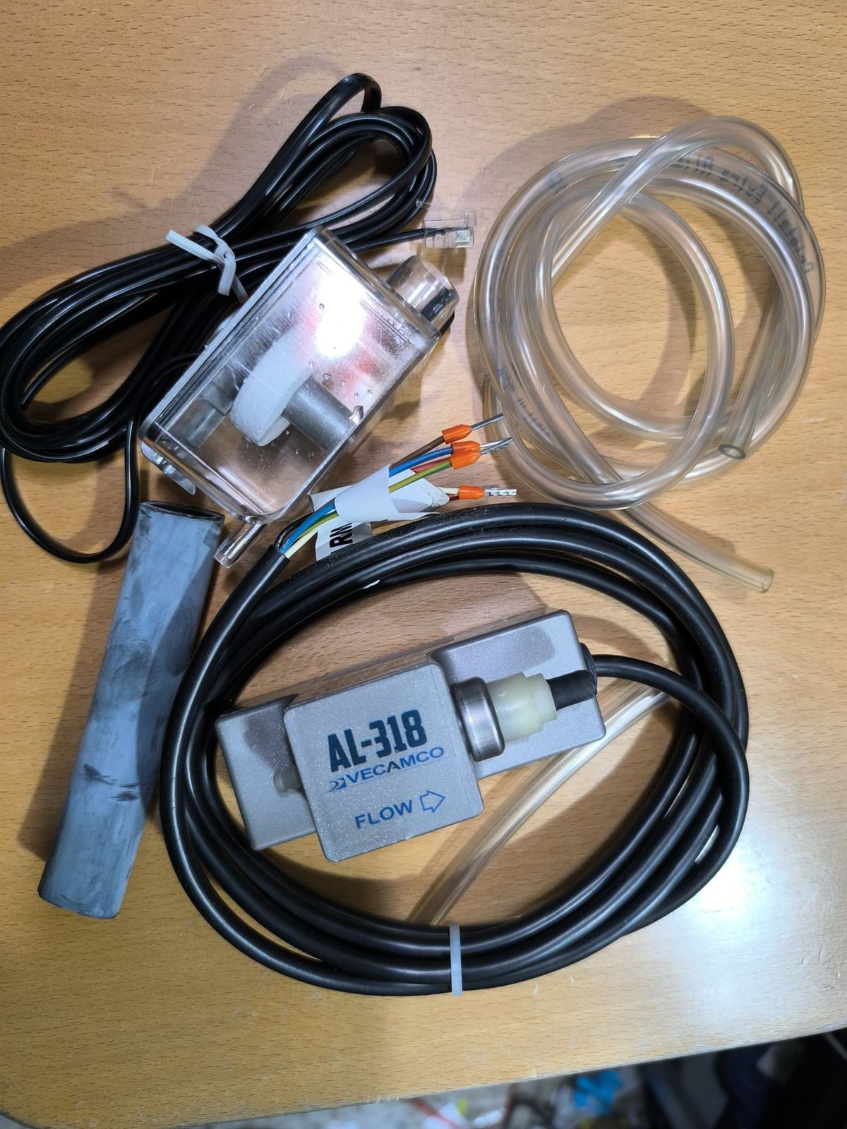 BOMBA CONDESADOS AIRE ACONDICIONADO, BOMBA CON FLOTADOR ARRANCADOR, ALTURA BOMBEO 20 METROS, CAUDAL 8 L/H, 220V, 13UN20 - Imagen 1