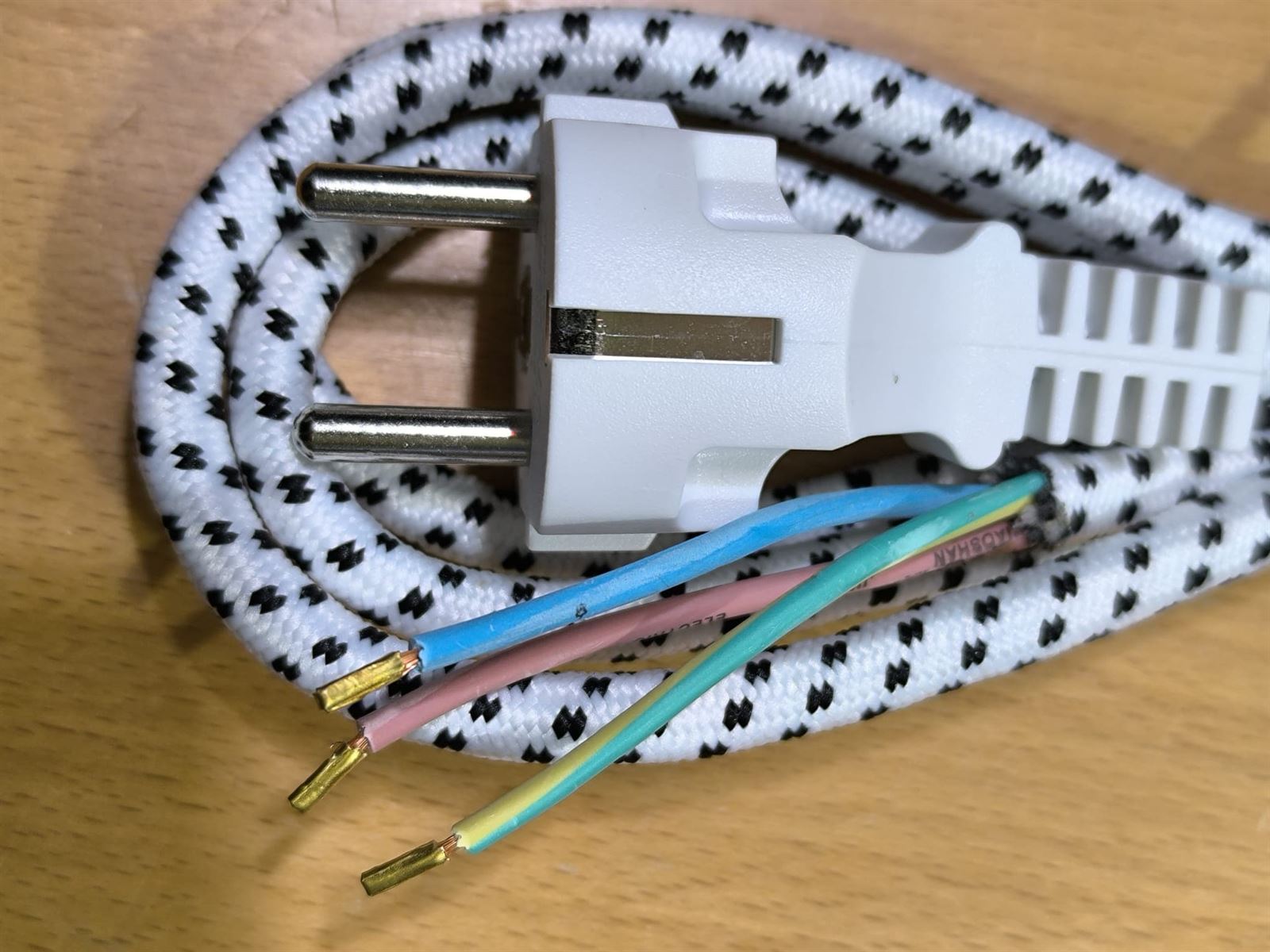 CABLE ALIMENTACION PLANCHA DE ROPA, 250V, FLEXIBLE, CABLE SILICONA COBRE, 3 HILOS, LARGO 2 MS 49DM036 - Imagen 2