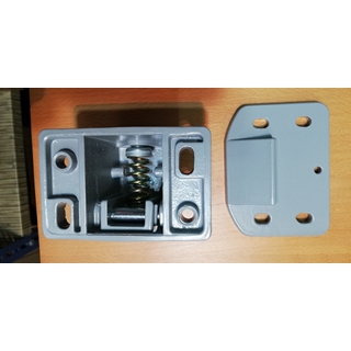 CIERRE PUERTA. BLOQUE ALUMINIO EPOXY GRIS, CIERRE+PLETINA DE ENGANCHE, DISTANCIA TORNILLOS/AGUJEROS 80/35 MM, 110/72/72 MM,A.VF951 - Imagen 1