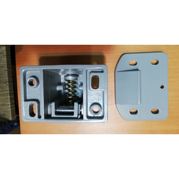 CIERRE PUERTA. BLOQUE ALUMINIO EPOXY GRIS, CIERRE+PLETINA DE ENGANCHE, DISTANCIA TORNILLOS/AGUJEROS 80/35 MM, 110/72/72 MM,A.VF951 - Imagen 1