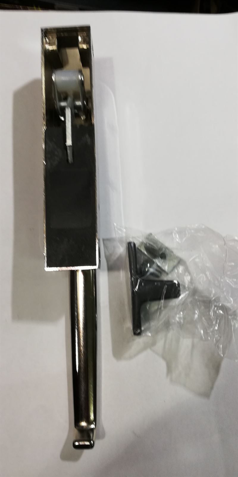 CIERRE PUERTA FRIGORIFICO BOTELLERO, AUTOMATICA DERECHO/IZQUIERDO, CON NARIZ CIERRE, AGUJEROS AMARRE 120MM, DIAMETRO 5MM, LARGO 230MM, ANCHO 28MM,  A.VF916 - Imagen 3