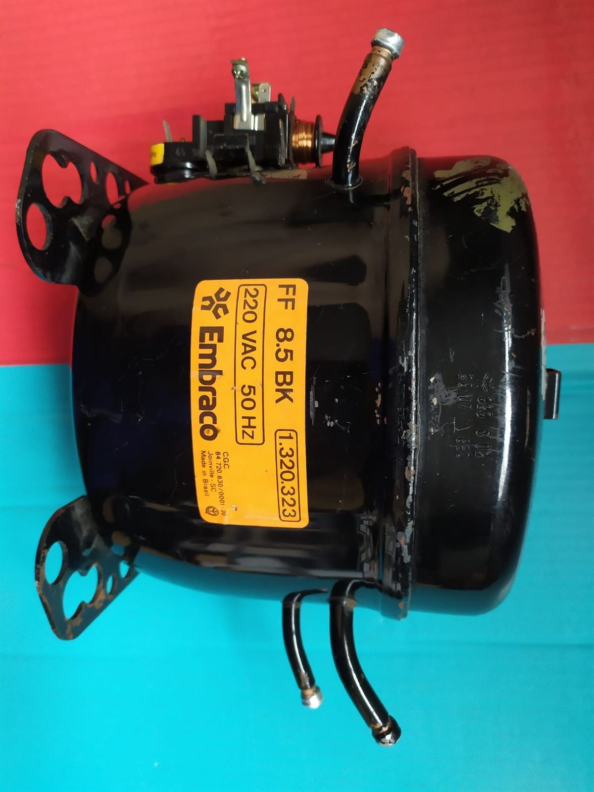 COMPRESOR FRIGORÍFICO GAS R12, 1/4 CV, 220V, 3 BOCAS, EMBRACO,    FF8.5BK - Imagen 1