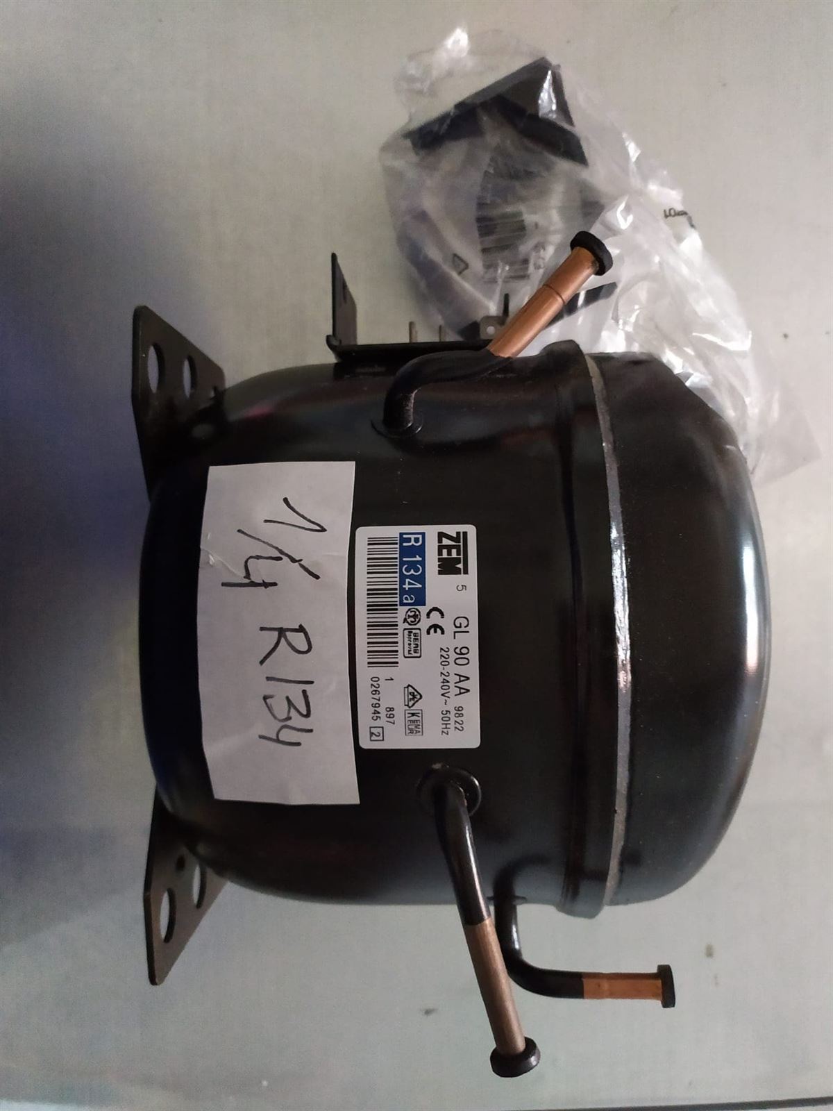 COMPRESOR FRIGORÍFICO GAS R134 1/4 CV, 3 BOCAS, BAJA PRESION, GL90AA, ZEM,   30FR103 - Imagen 1