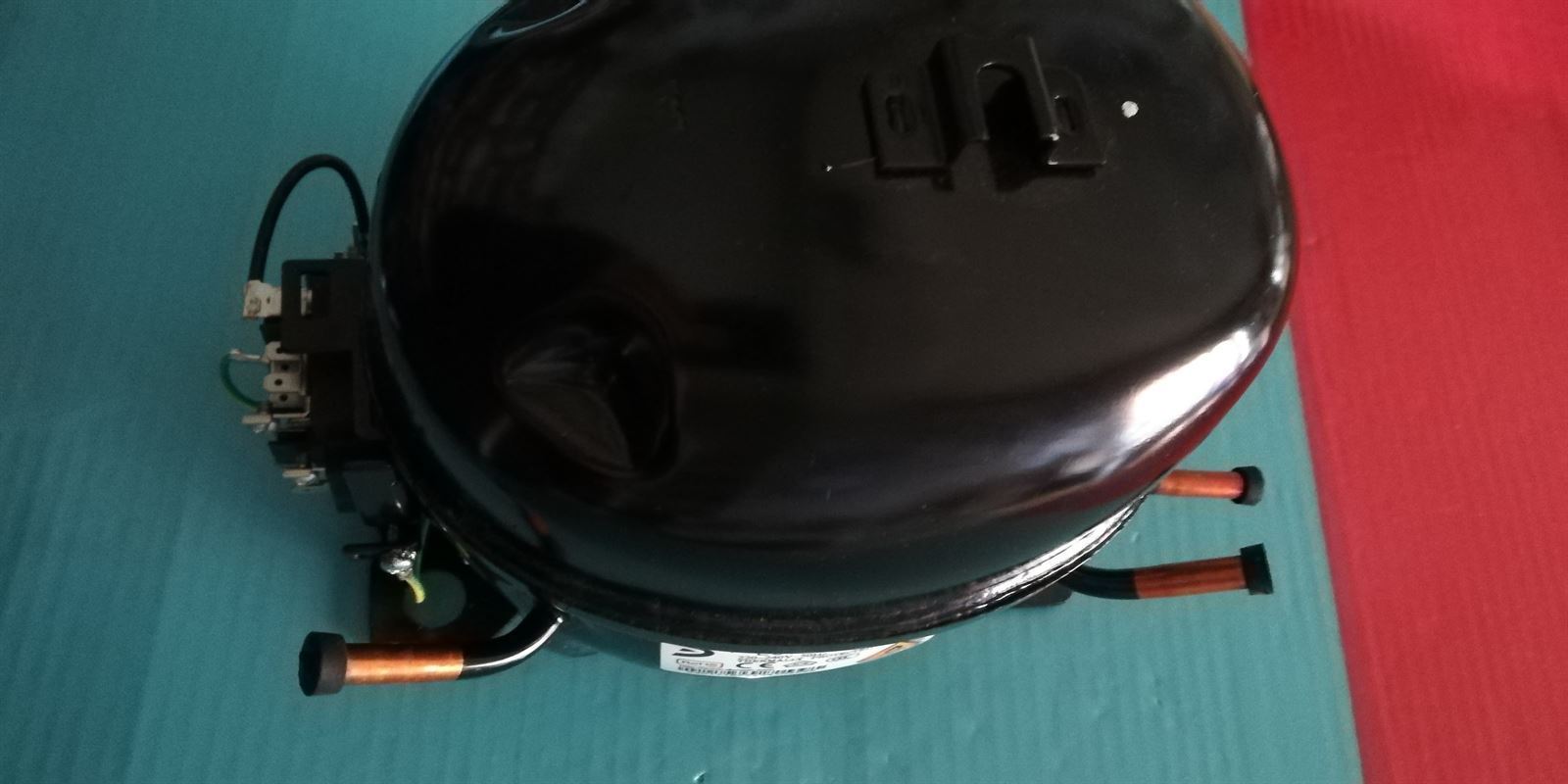 COMPRESOR FRIGORIFICO, R600, 1/4 CV, 220V, 50 HERCIOS, CON ARRANCADOR, BAJA PRESION, LC100CY - Imagen 1