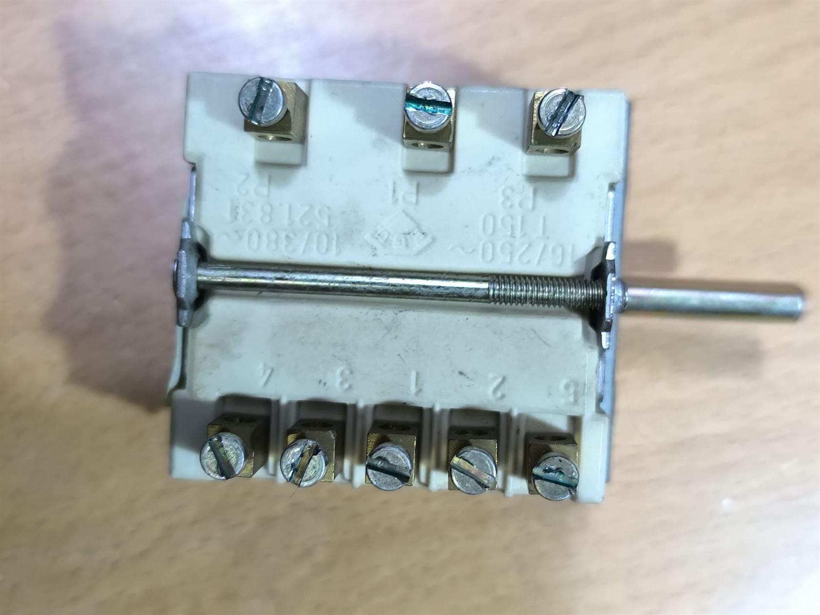 CONMUTADOR COCINA ELECTRICA, 6 LEVAS, 5 POSICIONES, 2 POLOS, 16 A, EJE 6/4,6/24 MM, A385815 - Imagen 2