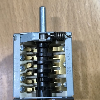 CONMUTADOR COCINA ELECTRICA, 6 LEVAS, 7 POSICIONES, 2 POLOS, 16 A, EJE 6/4,6/24 MM, A300004 - Imagen 1