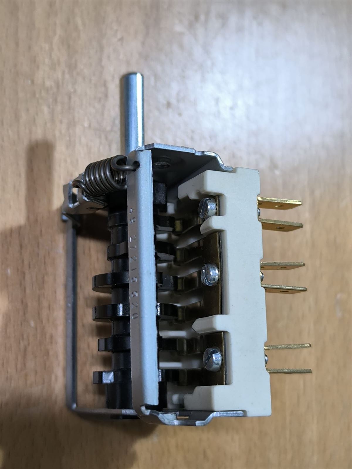 CONMUTADOR COCINA ELECTRICA, 6 LEVAS, 7 POSICIONES, 2 POLOS, 16 A, EJE 6/4,6/24 MM, A300004 - Imagen 3