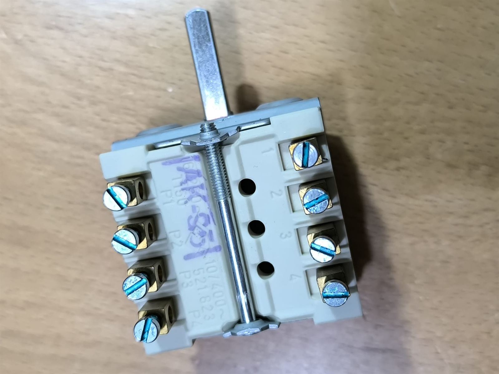 CONMUTADOR COCINA ELECTRICA, INDUSTRIAL, 4 LEVAS, 4 POSICIONES, 2 POLOS, 16 A, EJE 6/4,6/23 MM, A300021 - Imagen 1