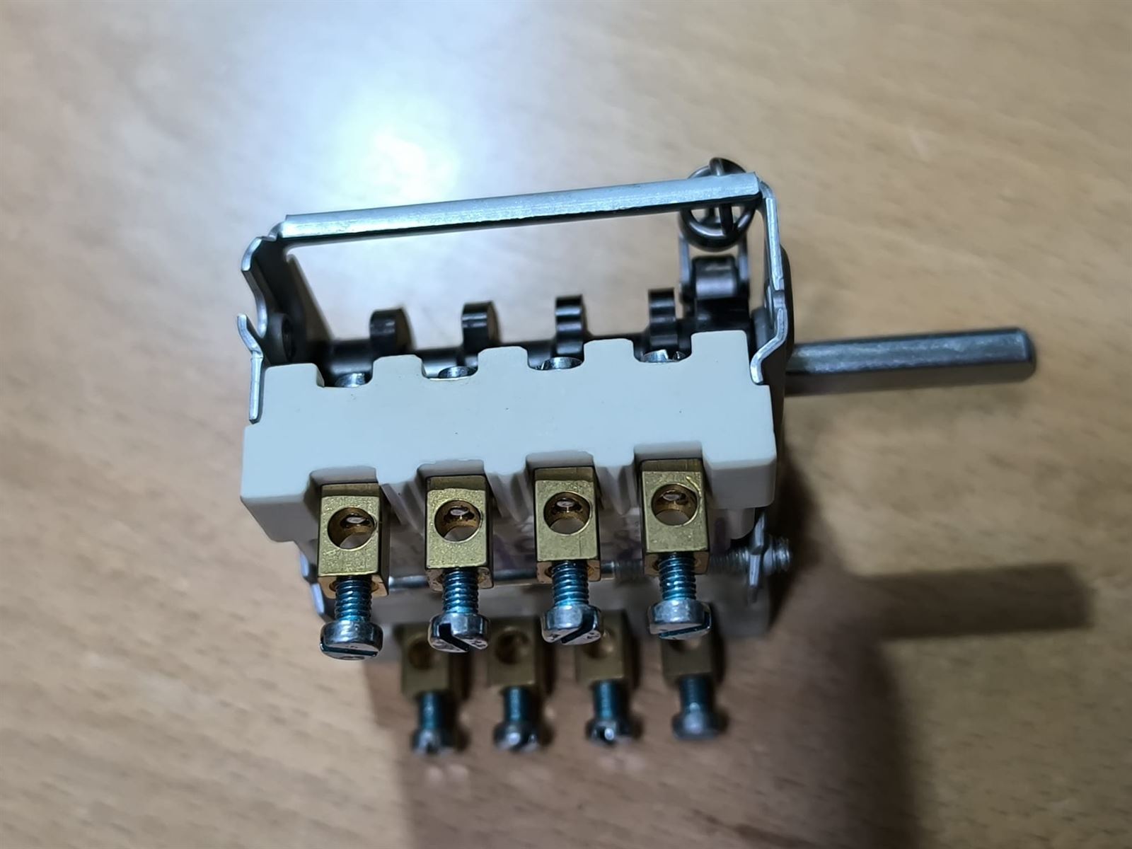 CONMUTADOR COCINA ELECTRICA, INDUSTRIAL, 4 LEVAS, 4 POSICIONES, 2 POLOS, 16 A, EJE 6/4,6/23 MM, A300021 - Imagen 3