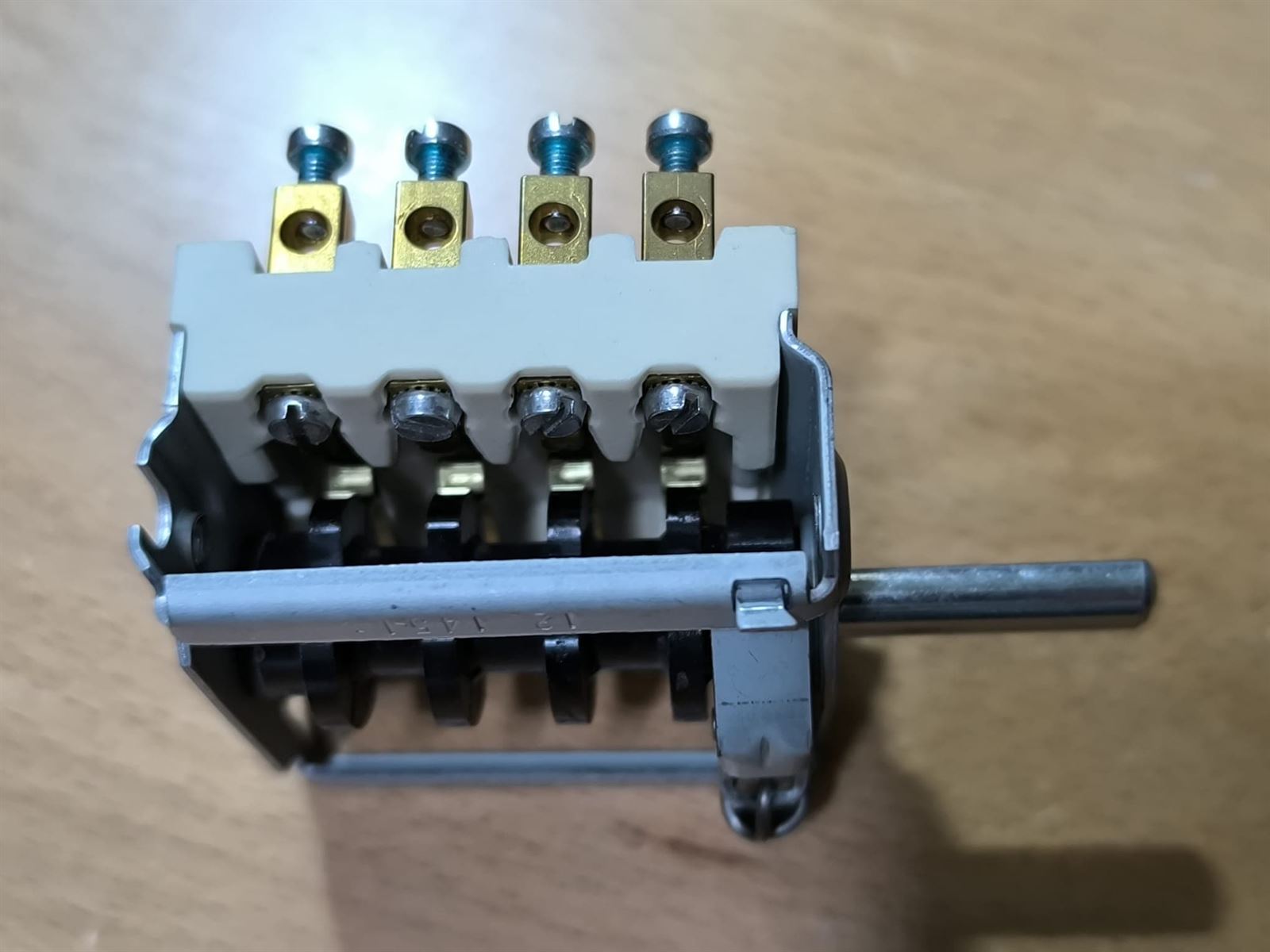 CONMUTADOR COCINA ELECTRICA, INDUSTRIAL, 4 LEVAS, 4 POSICIONES, 2 POLOS, 16 A, EJE 6/4,6/23 MM, A300021 - Imagen 4