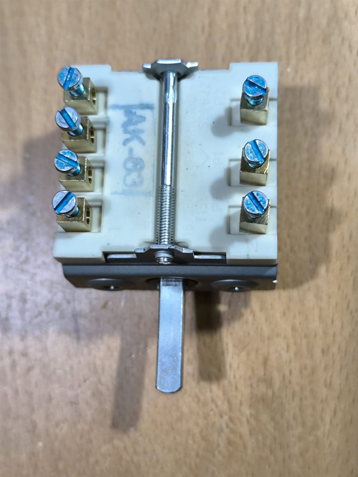 CONMUTADOR COCINA ELECTRICA INDUSTRIAL, 4 LEVAS, 4 POSICIONES, 2 POLOS, 16 A, EJE 6/4,6 MM, 300023 - Imagen 2