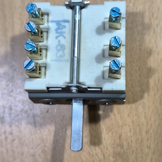 CONMUTADOR COCINA ELECTRICA INDUSTRIAL, 4 LEVAS, 4 POSICIONES, 2 POLOS, 16 A, EJE 6/4,6 MM, 300023 - Imagen 2