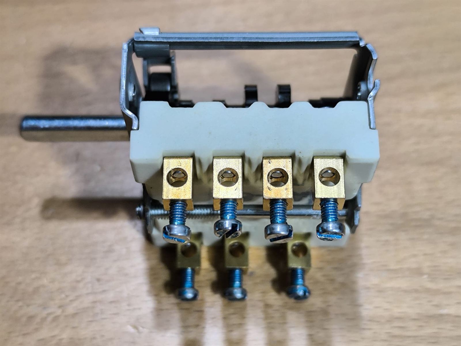 CONMUTADOR COCINA ELECTRICA INDUSTRIAL, 4 LEVAS, 4 POSICIONES, 2 POLOS, 16 A, EJE 6/4,6 MM, 300023 - Imagen 4