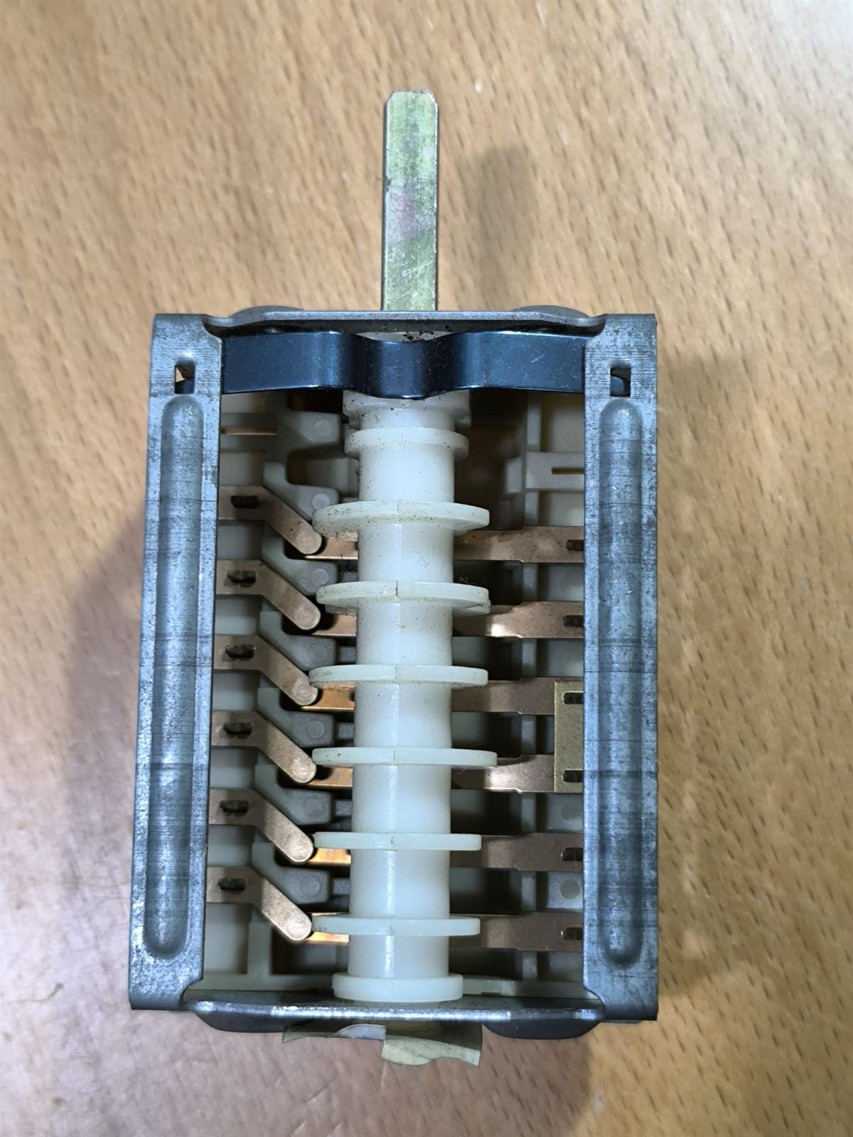 CONMUTADOR HORNO INDESIT, 6 LEVAS, 4 POSICIONES, 2 POLOS, 16 A, EJE 6/4/26 MM, 104986 - Imagen 1