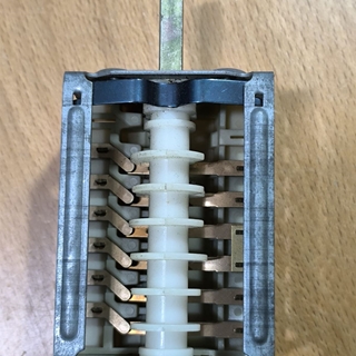 CONMUTADOR HORNO INDESIT, 6 LEVAS, 4 POSICIONES, 2 POLOS, 16 A, EJE 6/4/26 MM, 104986 - Imagen 1