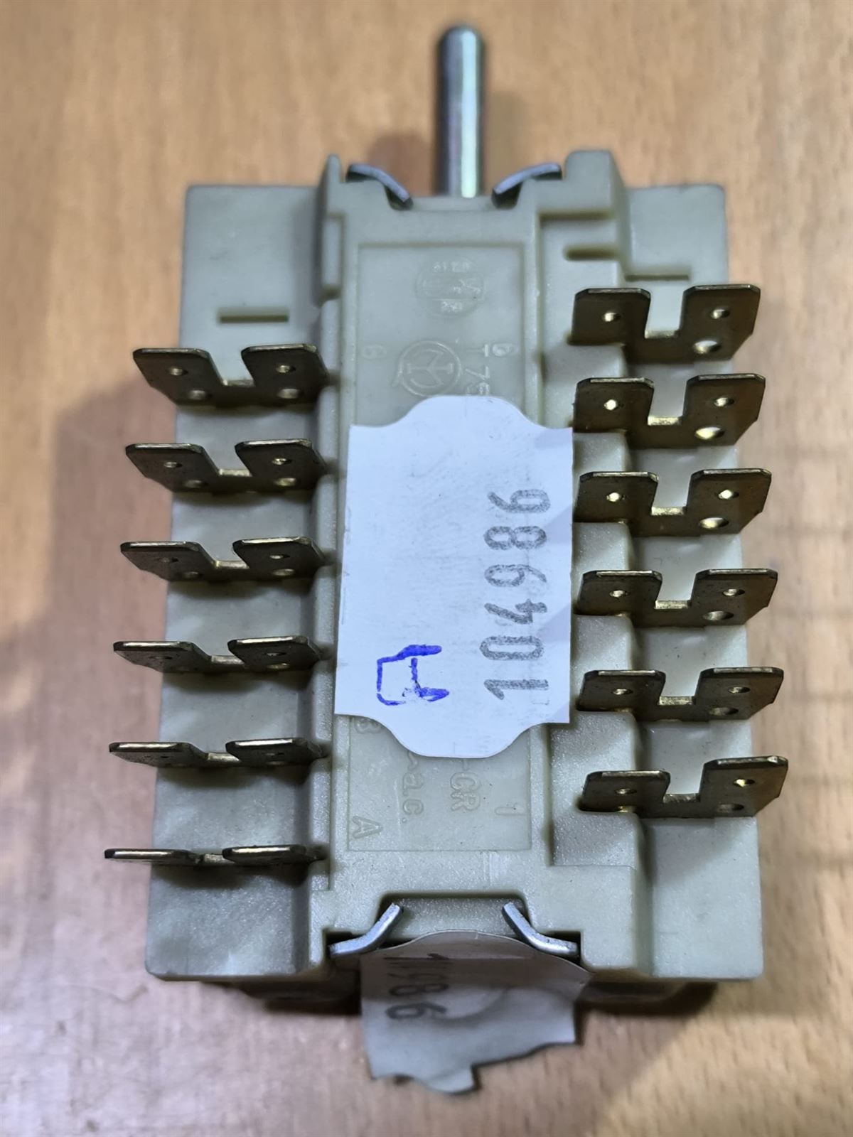 CONMUTADOR HORNO INDESIT, 6 LEVAS, 4 POSICIONES, 2 POLOS, 16 A, EJE 6/4/26 MM, 104986 - Imagen 2