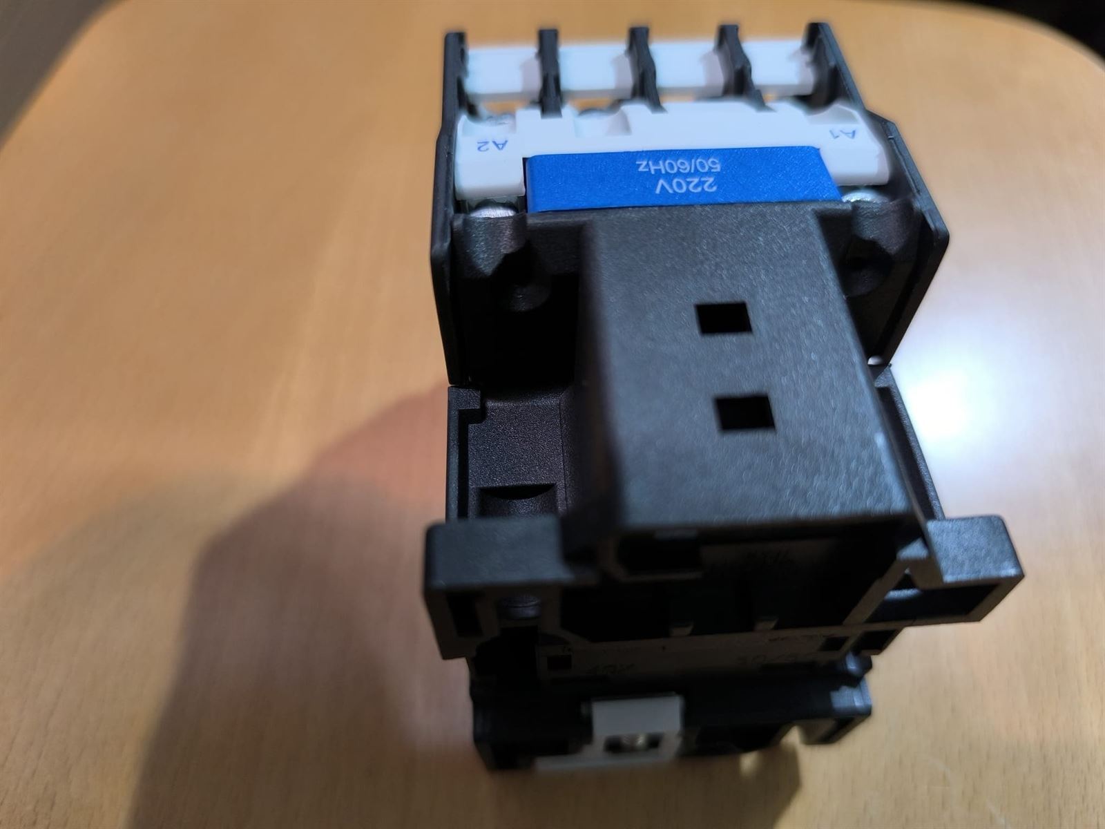 CONTACTOR TRIFASICO, 40A, 380V, BOBINA 220V, 50/60Hz, 11KW, CONTACTO AUXILIAR NORMAL ABIERTO, CJX2-2510 - Imagen 1