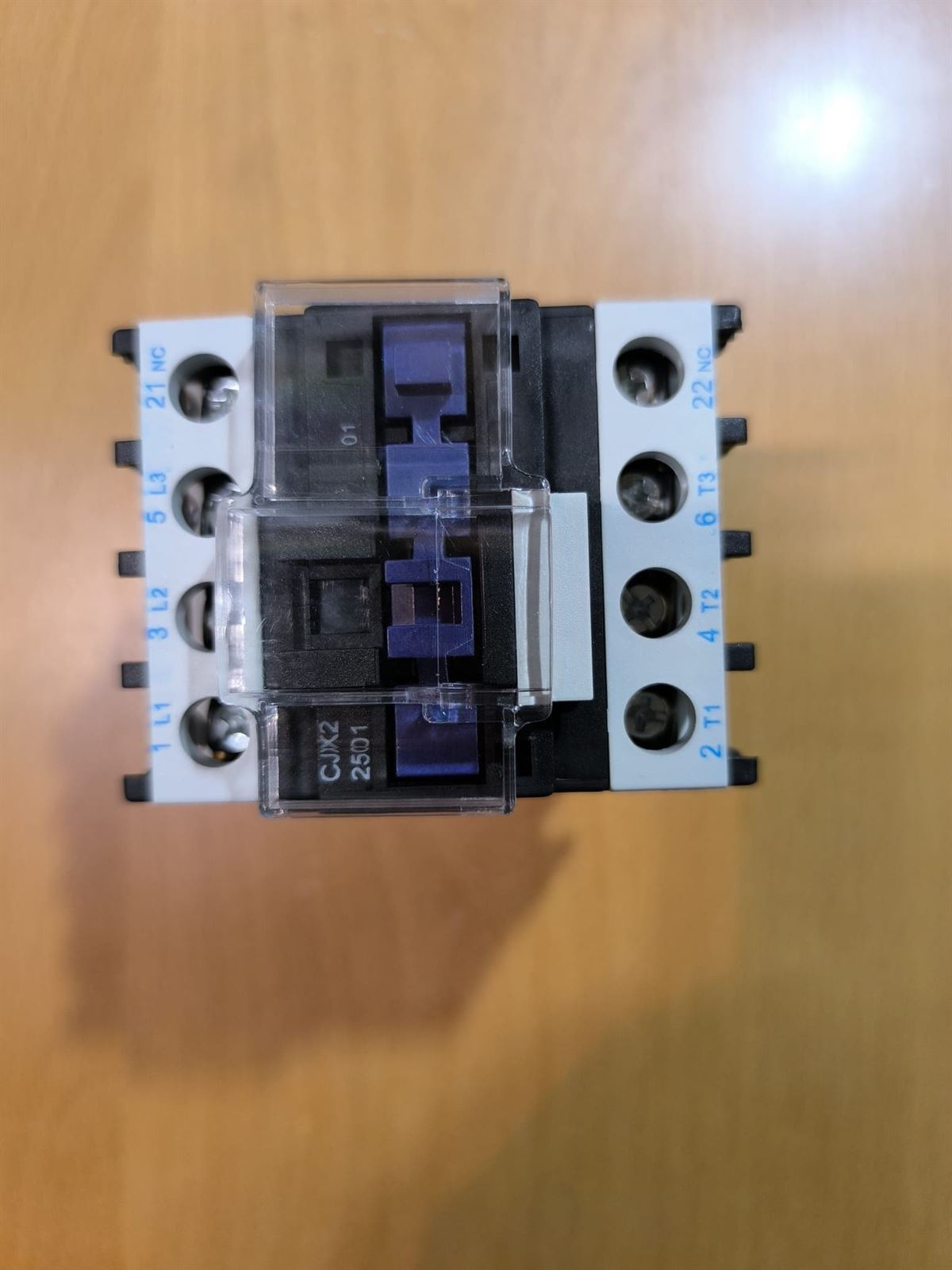 CONTACTOR TRIFASICO, 40A, 380V, BOBINA 220V, 50/60Hz, 11KW, CONTACTO AUXILIAR NORMAL CERRADO,  CJX2 - Imagen 4