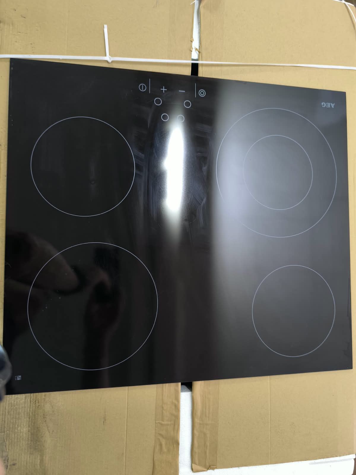 CRISTAL VITROCERAMICA AEG, 4 FUEGOS, 550X480MM, CON DEFECTO EN FUEGO MEDIANO QUE NO AFECTA AL FUNCIONAMIENTO, 3195023019 - Imagen 1