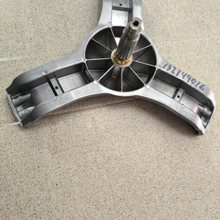 EJE CESTO LAVADORA AEG, CRUCETA, ALTO 101MM, CASQUILLO 35MM, EJE 25/30MM, POLEA14/24MM, BRAZO225MM, TORNILLO POLEA M10, TORNILLOS BRAZO M8, 132149016 - Imagen 1