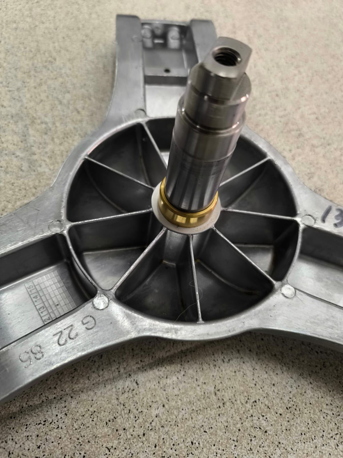 EJE CESTO LAVADORA AEG, CRUCETA, ALTO 101MM, CASQUILLO 35MM, EJE 25/30MM, POLEA14/24MM, BRAZO225MM, TORNILLO POLEA M10, TORNILLOS BRAZO M8, 132149016 - Imagen 3