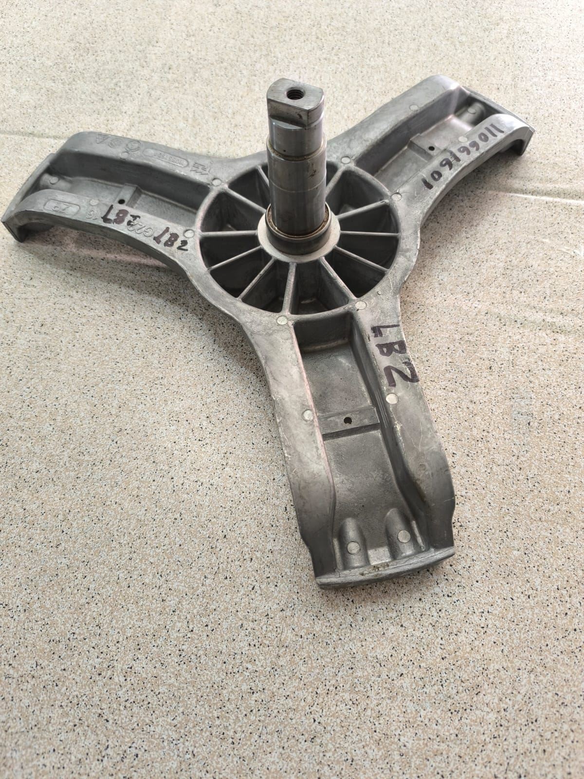 EJE CESTO LAVADORA AEG, CRUCETA, ALTO 101MM, CASQUILLO 44MM, EJE 35/30MM, POLEA19/30MM, BRAZO220MM, TORNILLO POLEA M10, TORNILLOS BRAZO M8, 8583484165706 - Imagen 1