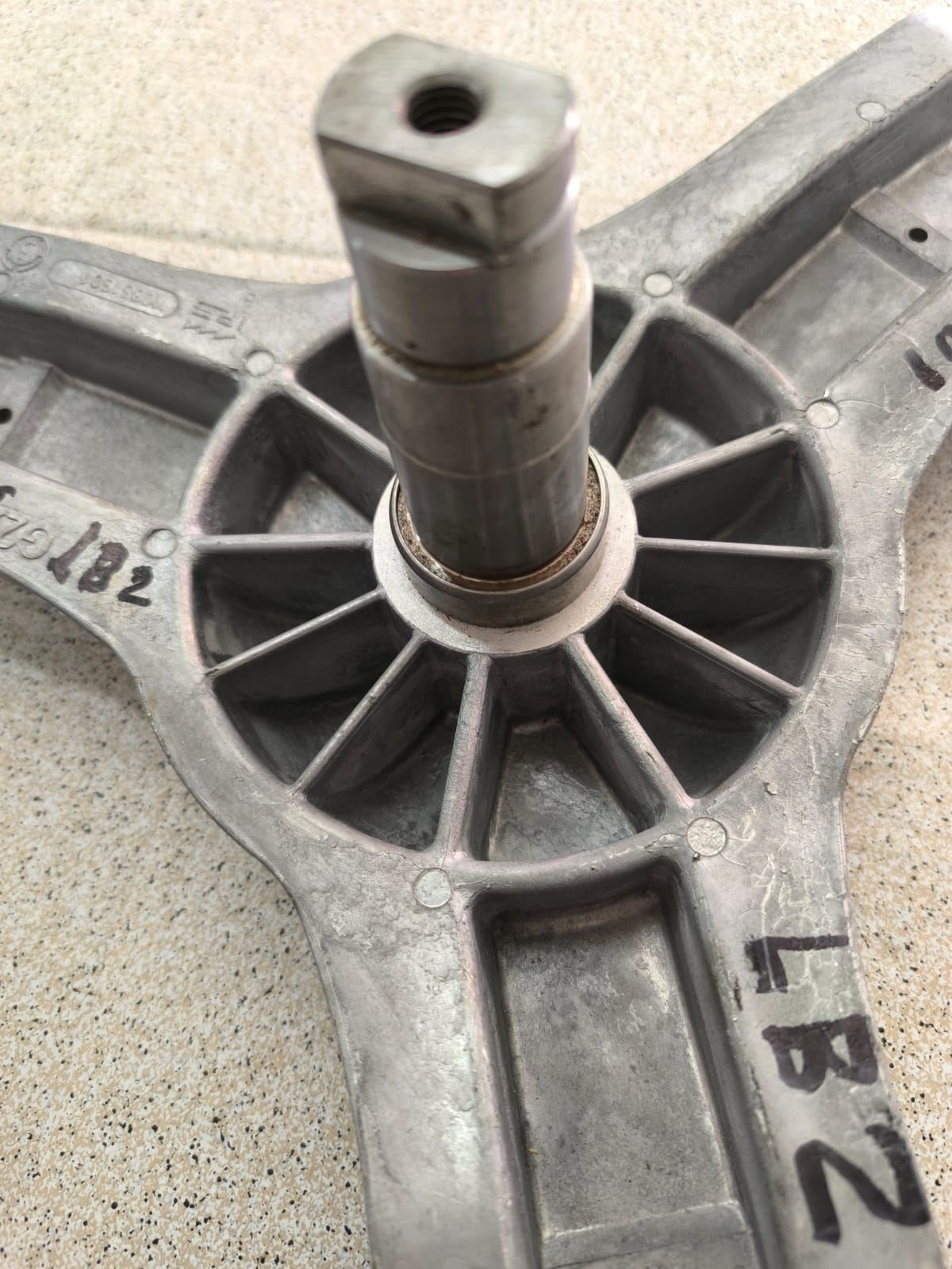 EJE CESTO LAVADORA AEG, CRUCETA, ALTO 101MM, CASQUILLO 44MM, EJE 35/30MM, POLEA19/30MM, BRAZO220MM, TORNILLO POLEA M10, TORNILLOS BRAZO M8, 8583484165706 - Imagen 2