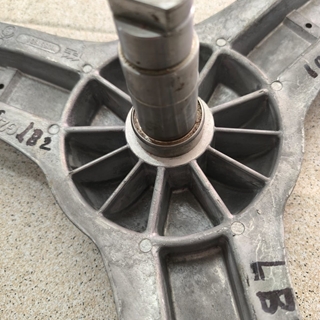 EJE CESTO LAVADORA AEG, CRUCETA, ALTO 101MM, CASQUILLO 44MM, EJE 35/30MM, POLEA19/30MM, BRAZO220MM, TORNILLO POLEA M10, TORNILLOS BRAZO M8, 8583484165706 - Imagen 2