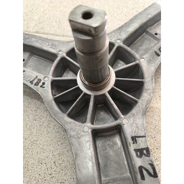 EJE CESTO LAVADORA AEG, CRUCETA, ALTO 101MM, CASQUILLO 44MM, EJE 35/30MM, POLEA19/30MM, BRAZO220MM, TORNILLO POLEA M10, TORNILLOS BRAZO M8, 8583484165706 - Imagen 2