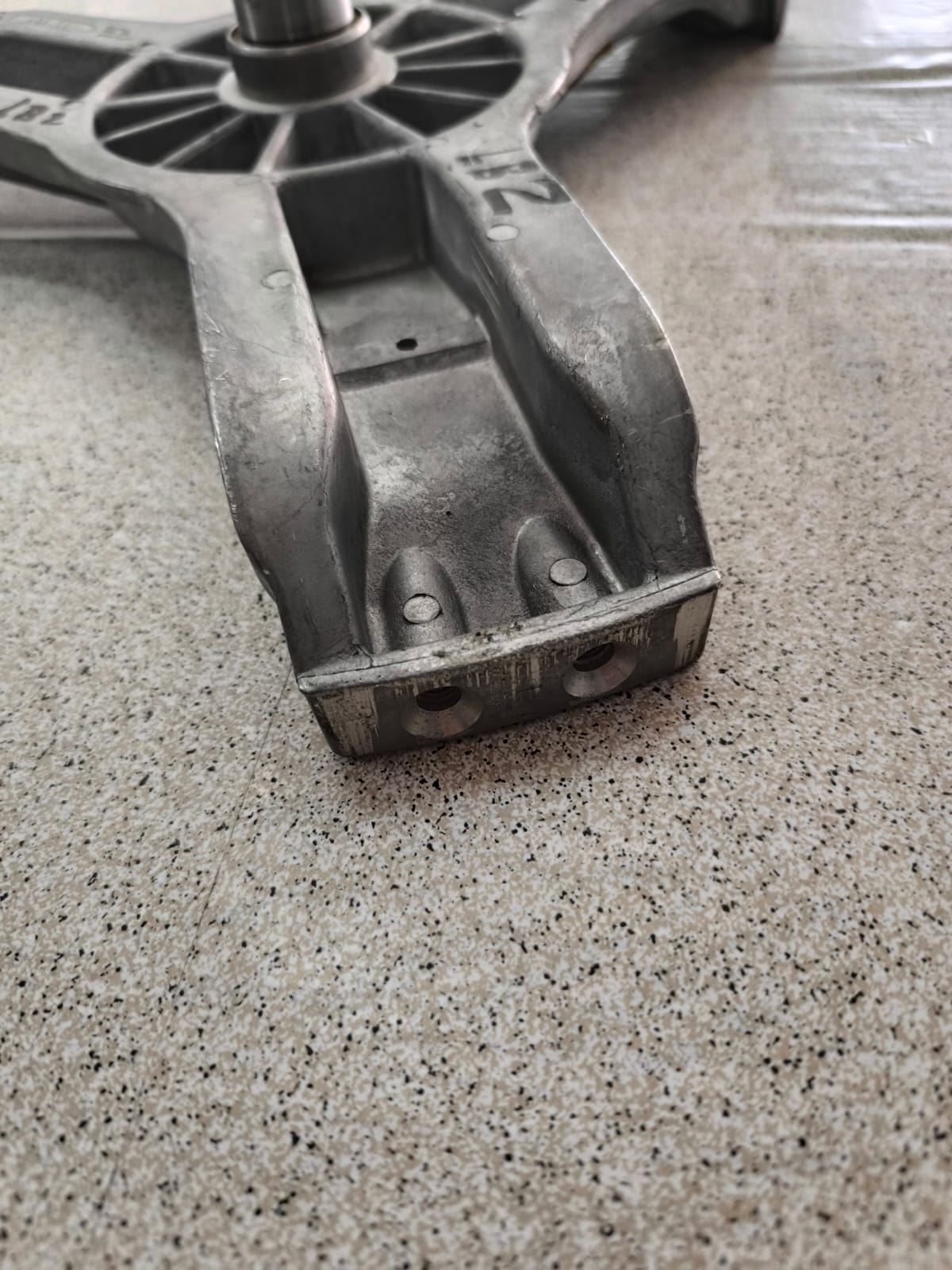 EJE CESTO LAVADORA AEG, CRUCETA, ALTO 101MM, CASQUILLO 44MM, EJE 35/30MM, POLEA19/30MM, BRAZO220MM, TORNILLO POLEA M10, TORNILLOS BRAZO M8, 8583484165706 - Imagen 3