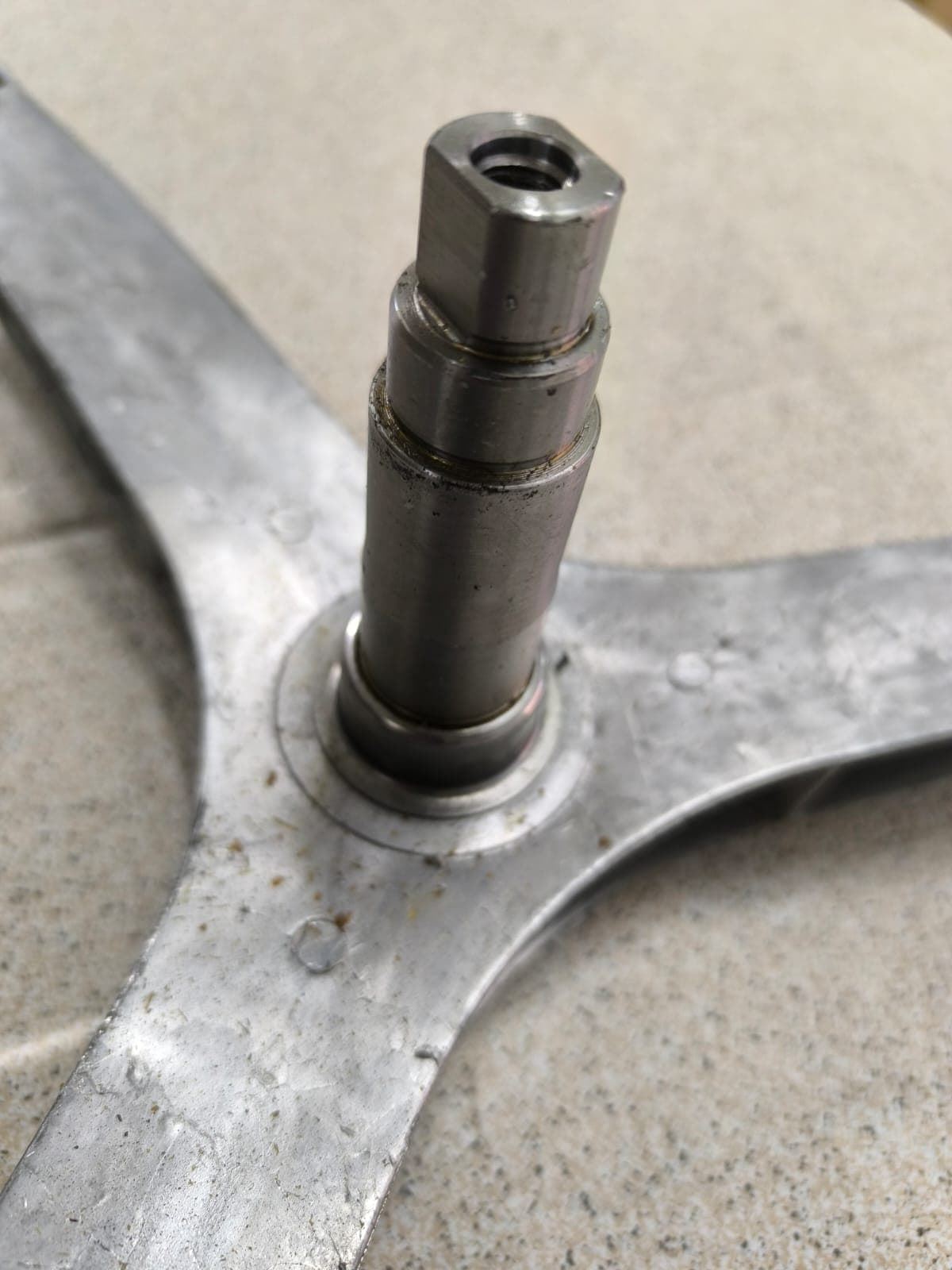 EJE CESTO LAVADORA TEKA, RECAMBIO ORIGINAL, 240MM, EJE 104/30/25MM, CASQUILLO 37/16MM, ROSCA M10, POLEA 20/16MM,  81874051 - Imagen 3