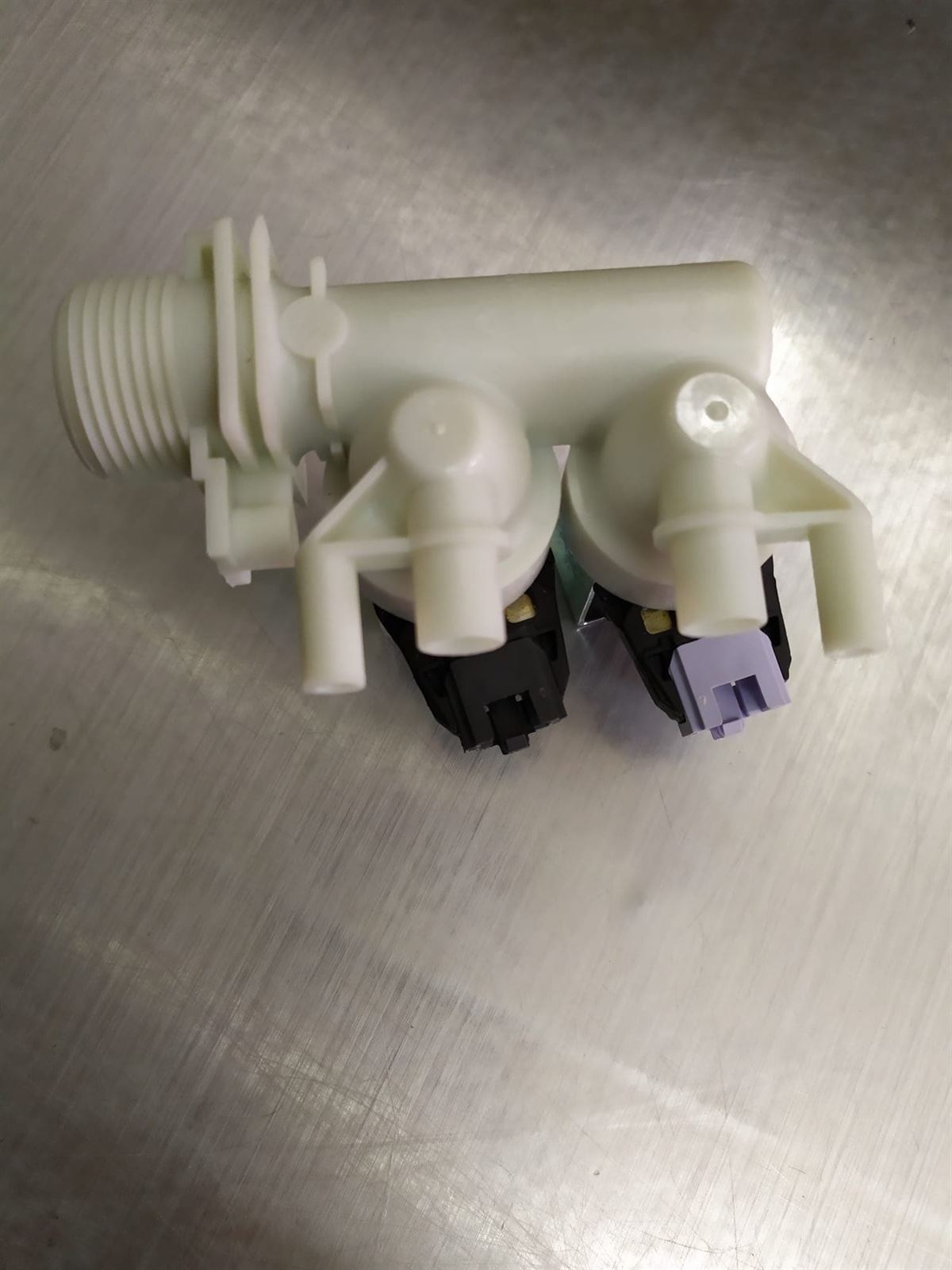 ELECTROVALVULA 2 VIAS INDESIT ENTRADA 3/4 SALIDA 10 MM  90º,   220 V,  C00110333,   482000022813 - Imagen 2