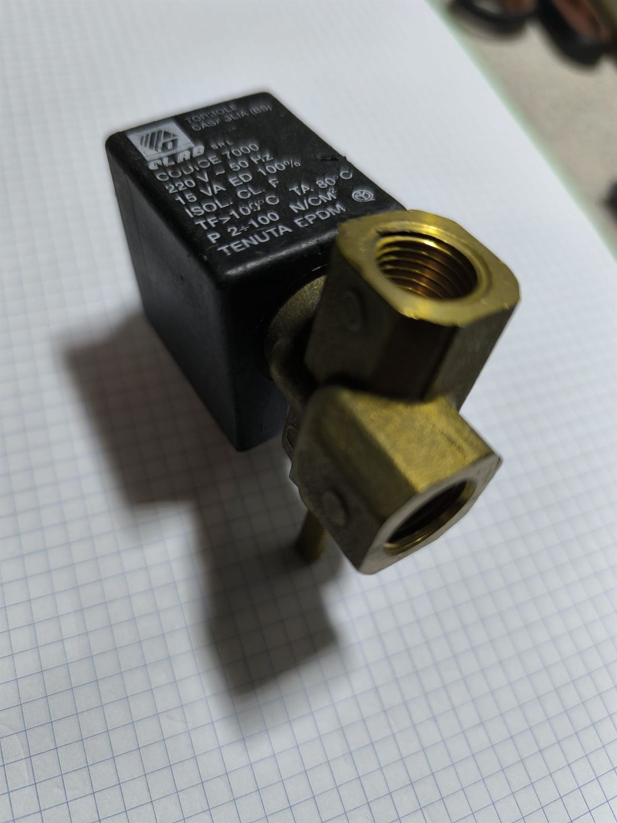 ELECTROVALVULA CON LLAVE ENTRADA 1/4 HEMBRA SALIDA 1/4 HEMBRA, 220 V, 50Hz, 15 VA, 7000 - Imagen 3