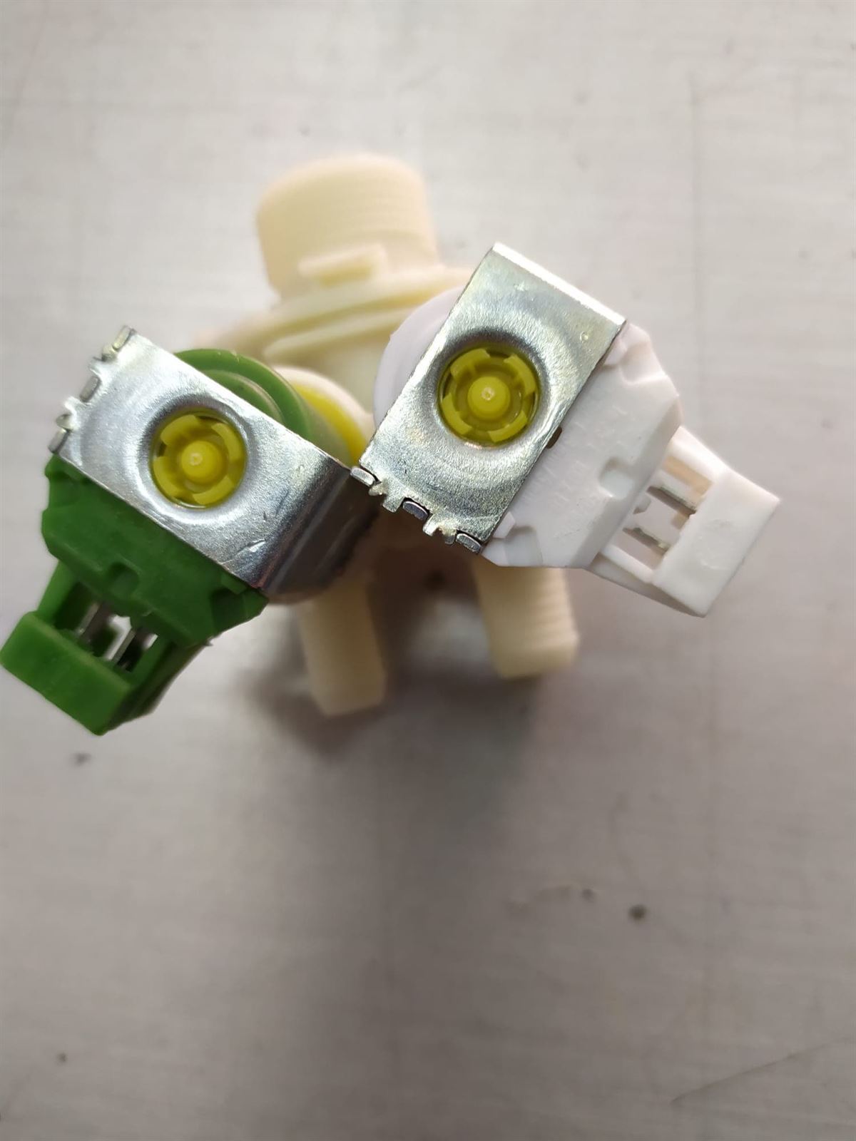 ELECTROVALVULA LAVADORA 2 VIAS, 220V, SALIDA 12 Y 14MM, ENTRADA 3/4, 180º,  ALTERNATIVA,  3793251004 - Imagen 1