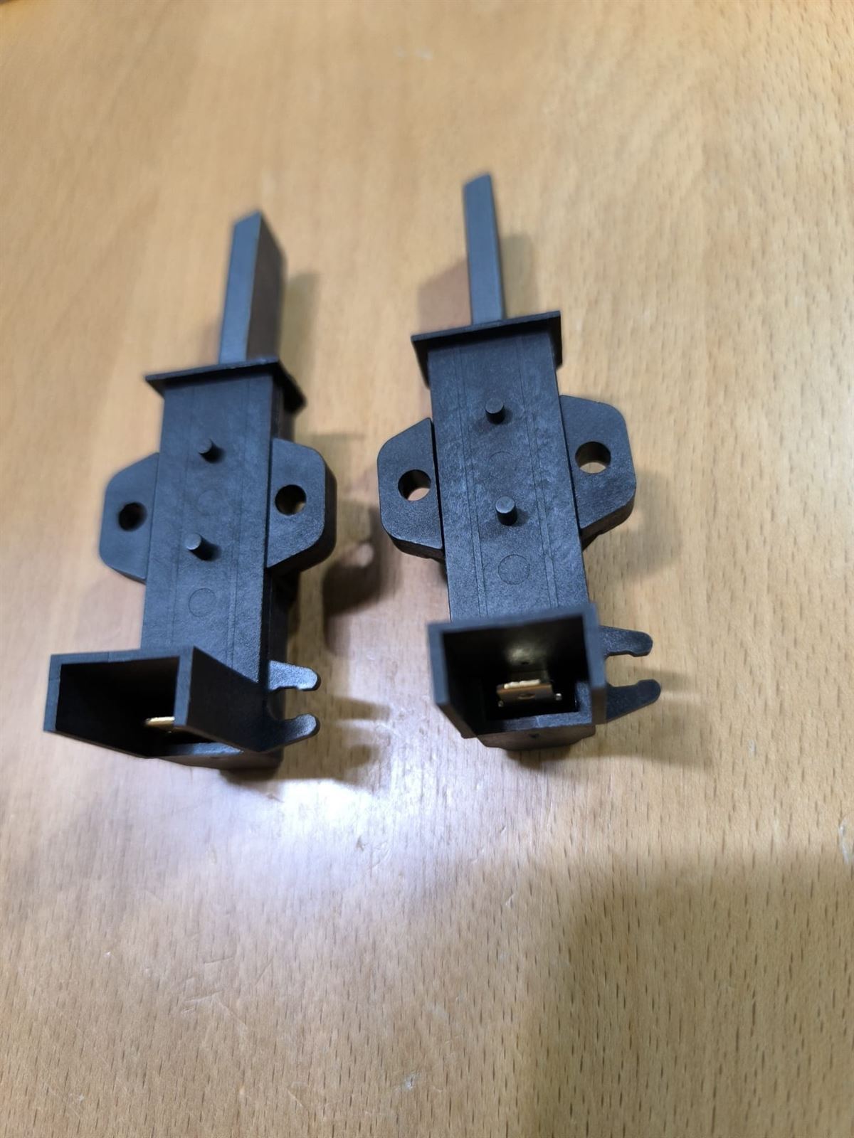 ESCOBILLA MOTOR LAVADORA ARISTON, INDESIT, BEKO, 32X12,5X5MM, TERMINAL 6,3MM, 2 UNIDADES, RECAMBIO ORIGINAL, C00273898 - Imagen 1
