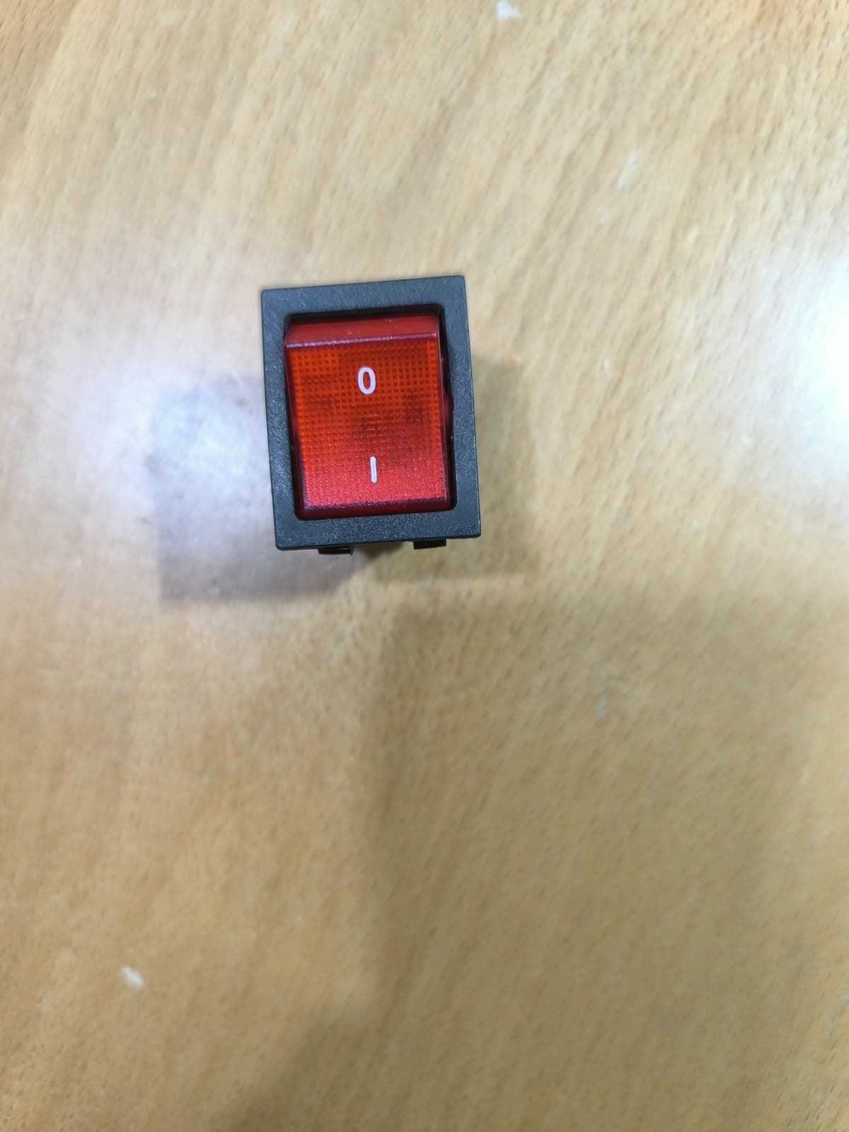 INTERRUPTOR BASCULANTE, MONTAJE 30X22MM, CON LUZ, ROJO, 4 CONTACTOS, 16 A, 2 NO, 250V, FASTON 6,3MM, 301001 - Imagen 1