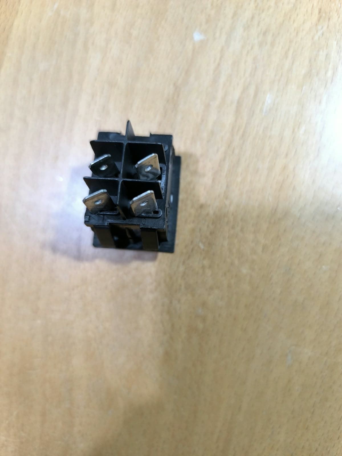 INTERRUPTOR BASCULANTE, MONTAJE 30X22MM, CON LUZ, ROJO, 4 CONTACTOS, 16 A, 2 NO, 250V, FASTON 6,3MM, 301001 - Imagen 3