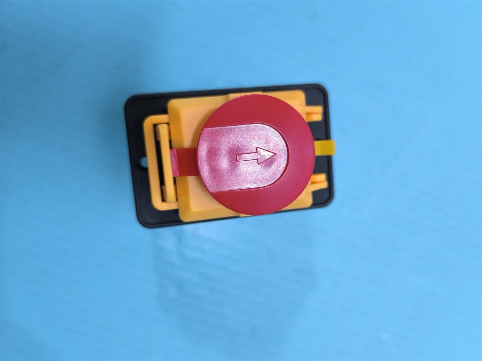 INTERRUPTOR TRIFASICO MARCHA PARO, 6 AMPERES, 400V, KJD18 - Imagen 1