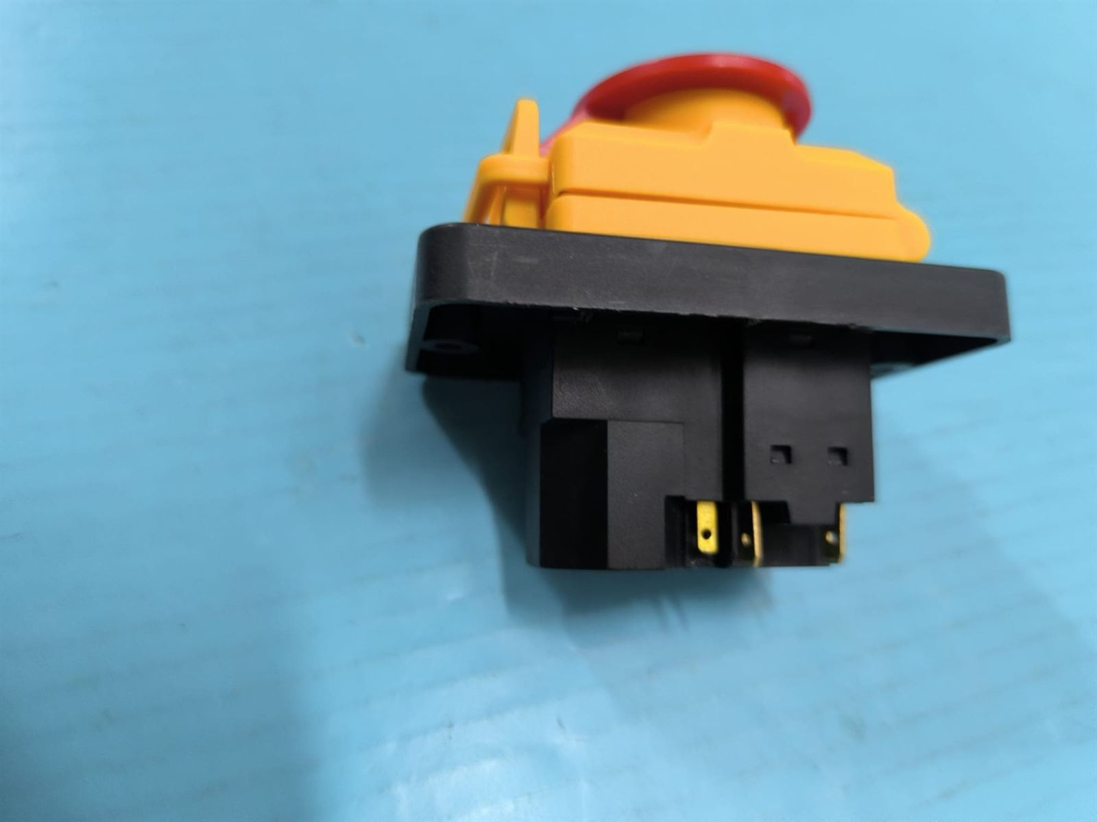 INTERRUPTOR TRIFASICO MARCHA PARO, 6 AMPERES, 400V, KJD18 - Imagen 3