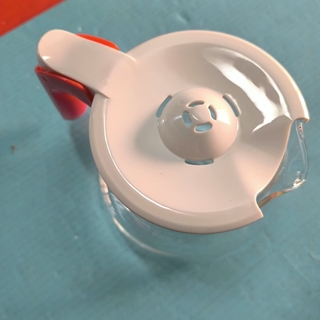 JARRA CAFETERA UFESA, DIAMETRO 100/150MM, ALTO 145MM, BLANCA/ROJA, CON TAPA, CG7223 - Imagen 1