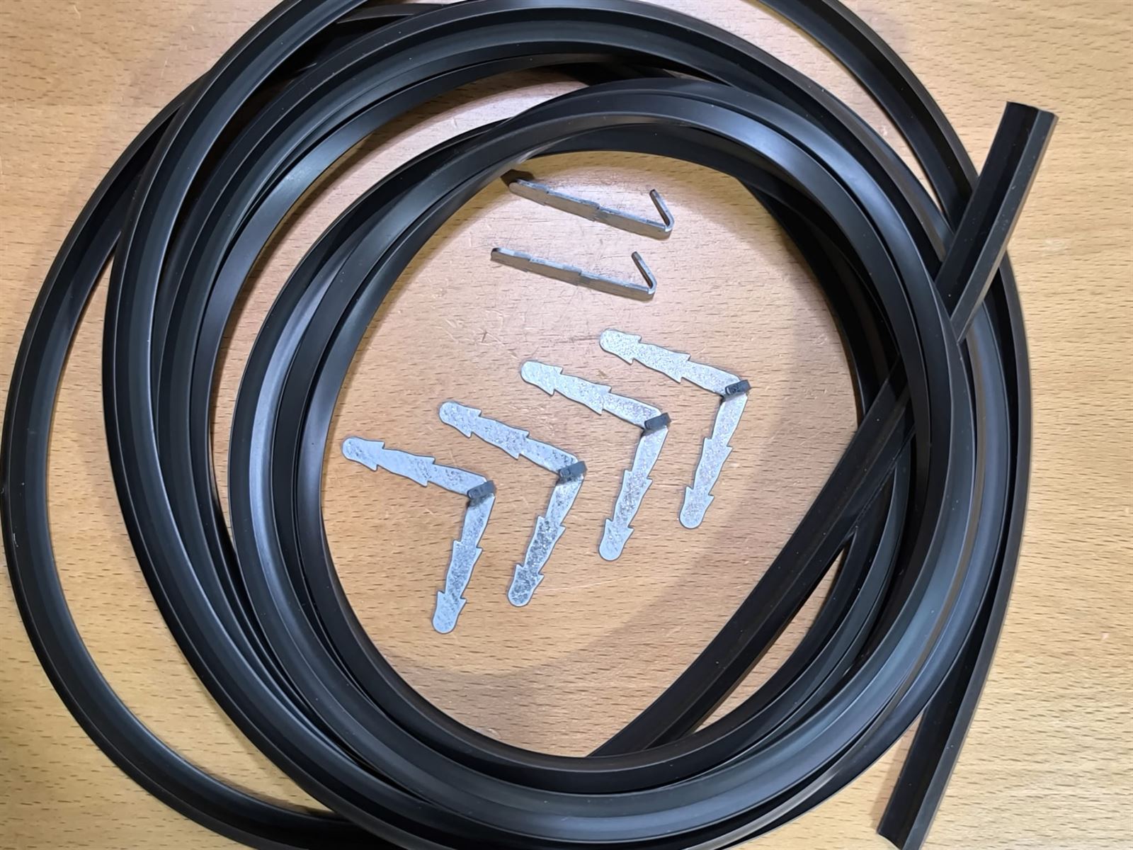 JUNTA PUERTA HORNO ESTANDAR, VALIDA VARIAS MARCAS, HACER A MEDIDA, LARGO 3200MM, ANCHO 11MM, ALTO 8MM,  6 GANCHOS,  A4260000010 - Imagen 1