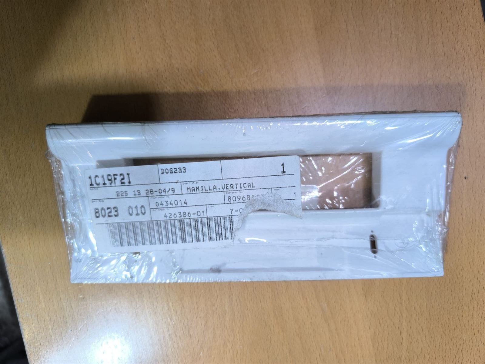 MANILLA PUERTA FRIGORIFICO AEG, ELECTROLUX, ZANUSSI, TIRADOR PUERTA, DISTANCIA TORNILLOS 132MM, RECAMBIO ORIGINAL, 2251328049 - Imagen 1