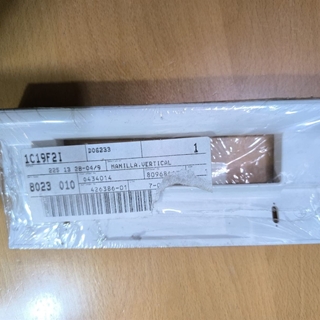 MANILLA PUERTA FRIGORIFICO AEG, ELECTROLUX, ZANUSSI, TIRADOR PUERTA, DISTANCIA TORNILLOS 132MM, RECAMBIO ORIGINAL, 2251328049 - Imagen 1