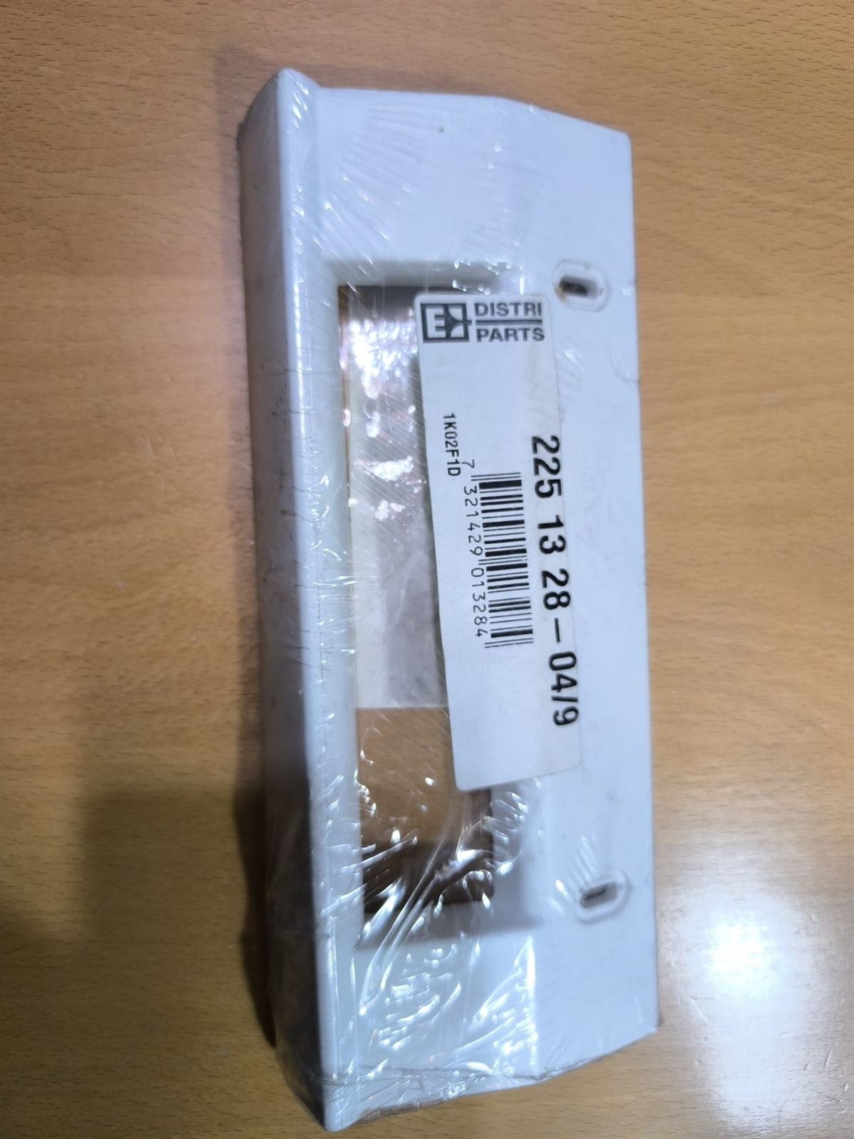 MANILLA PUERTA FRIGORIFICO AEG, ELECTROLUX, ZANUSSI, TIRADOR PUERTA, DISTANCIA TORNILLOS 132MM, RECAMBIO ORIGINAL, 2251328049 - Imagen 2