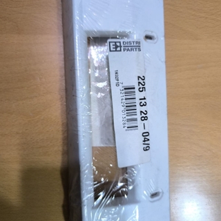 MANILLA PUERTA FRIGORIFICO AEG, ELECTROLUX, ZANUSSI, TIRADOR PUERTA, DISTANCIA TORNILLOS 132MM, RECAMBIO ORIGINAL, 2251328049 - Imagen 2