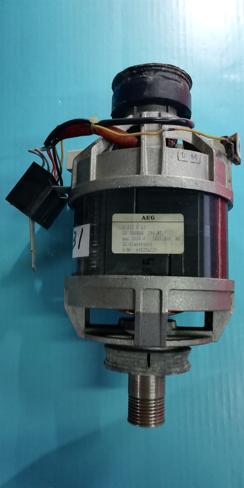 MOTOR LAVADORA AEG, DIAMETRO POLEA 27 MM, CORREA TIPO 1270 J5, 8 CONTACTOS, 645423531 - Imagen 1